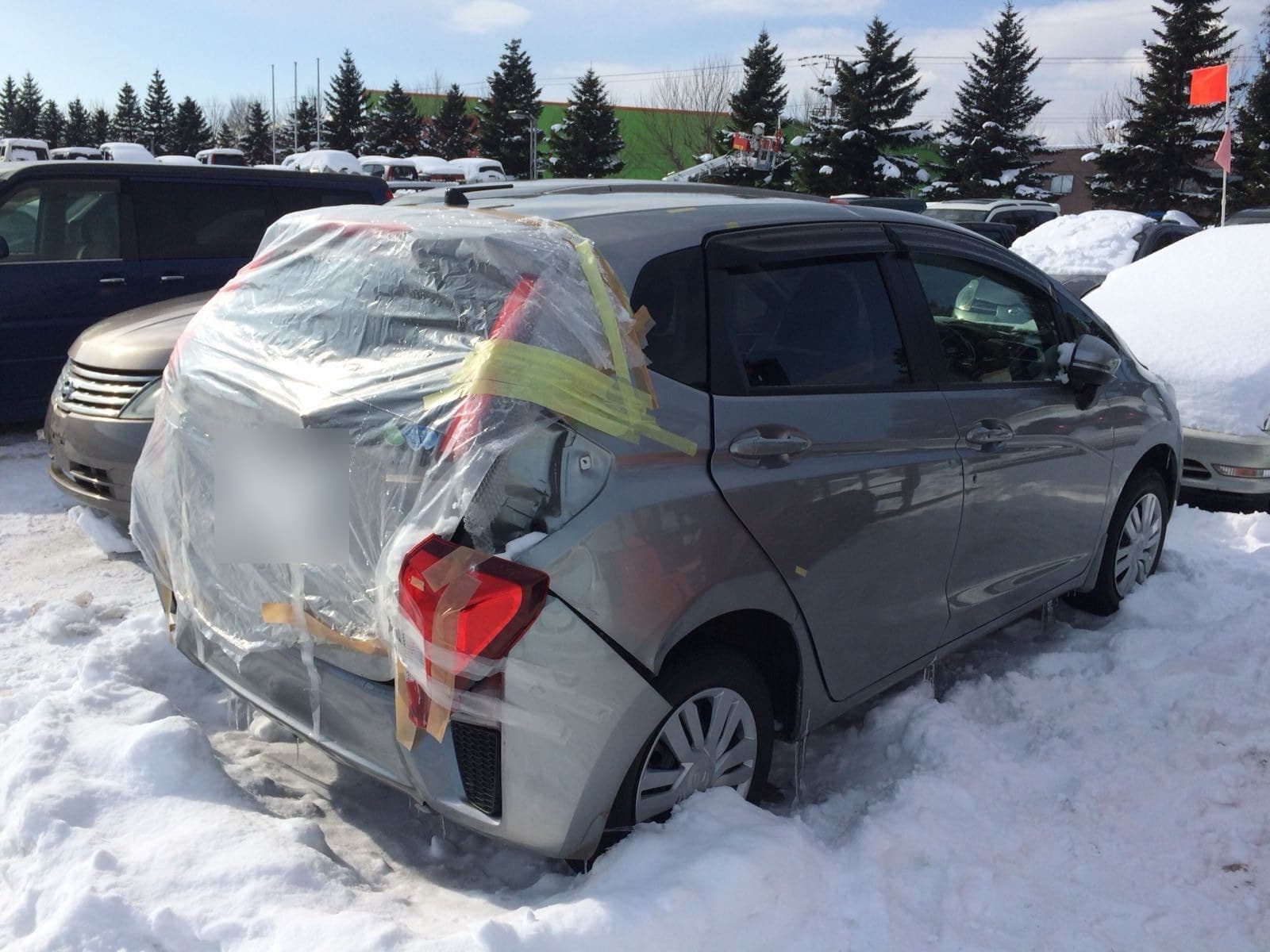 雪の中で動かない車
